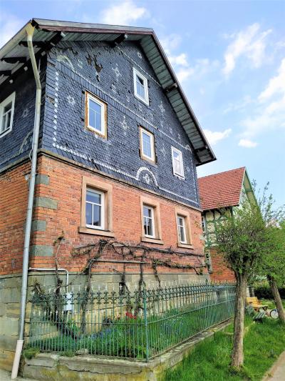 Käßlitz, Wohnhaus Schiefer mit Metallgartenzaun, Melanie Mehrländer-Metzner