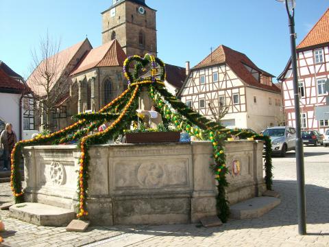 Marktbrunnen Heldburg Ostern 